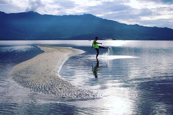 Con đường đi bộ giữa đầm Lập An hiện ra mỗi khi thủy triều xuống