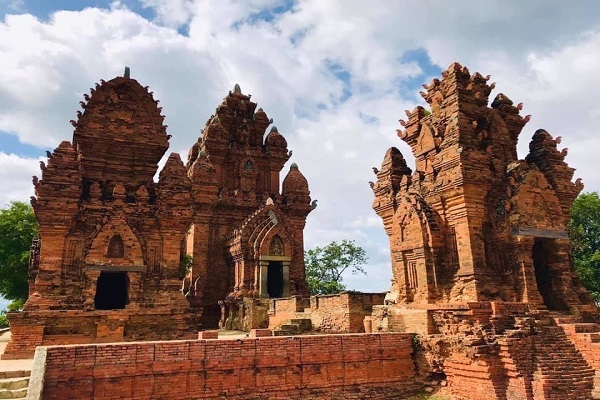 Tháp Poklong Garai (9,6km từ quảng trường thành phố Phan Rang) Tháp Poklong Garai