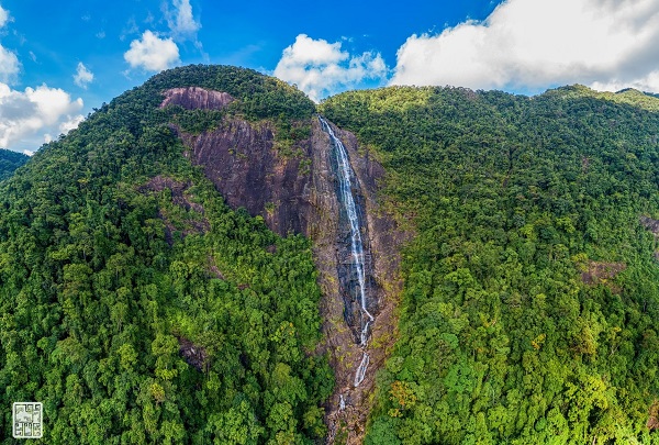 Đứng từ vọng Hải Đài có thể ngắm toàn cảnh sông núi, mây trời xứ Huế