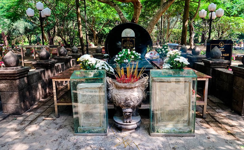 Mộ anh hùng chiến sĩ Võ Thị Sáu Mộ anh hùng chiến sĩ Võ Thị Sáu