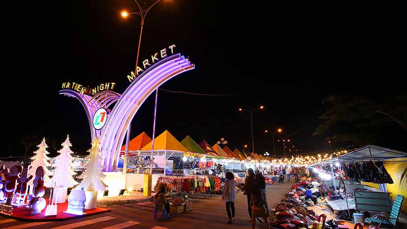 Chợ đ&ecirc;m H&agrave; Ti&ecirc;n tấp nập