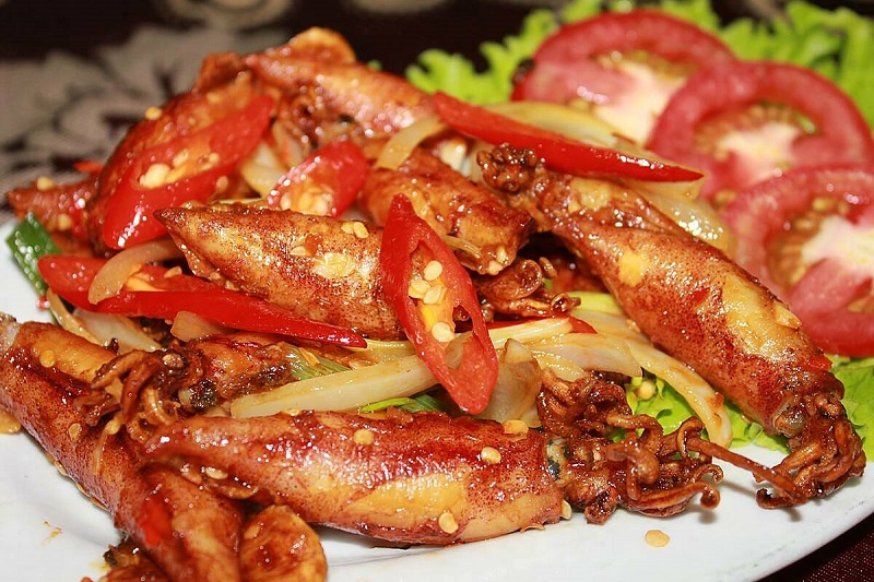 Các món ăn chế biến từ mực cũng là đặc sản ở đảo Cát Bà Các món ăn chế biến từ mực cũng là đặc sản ở đảo Cát Bà