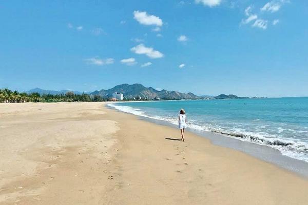 Bãi biển Ninh Chữ (7km) Biển Ninh Chữ mang vẻ đẹp hoang sơ