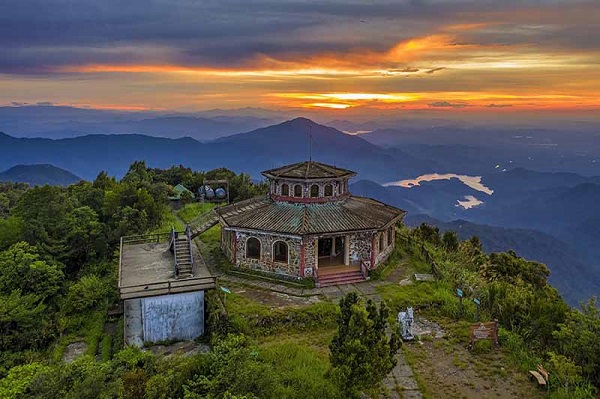 Đứng từ vọng Hải Đài có thể ngắm toàn cảnh sông núi, mây trời xứ Huế