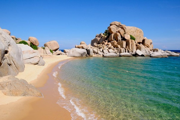 Mũi Dinh với nước xanh biển và cát trắng mịn Mũi Dinh với nước xanh biển và cát trắng mịn