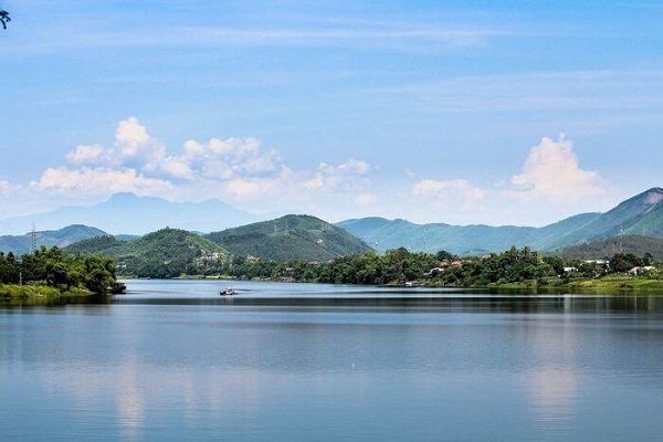 Vẻ đẹp trầm mặc của núi Ngự Bình gắn liền với Sông Hương