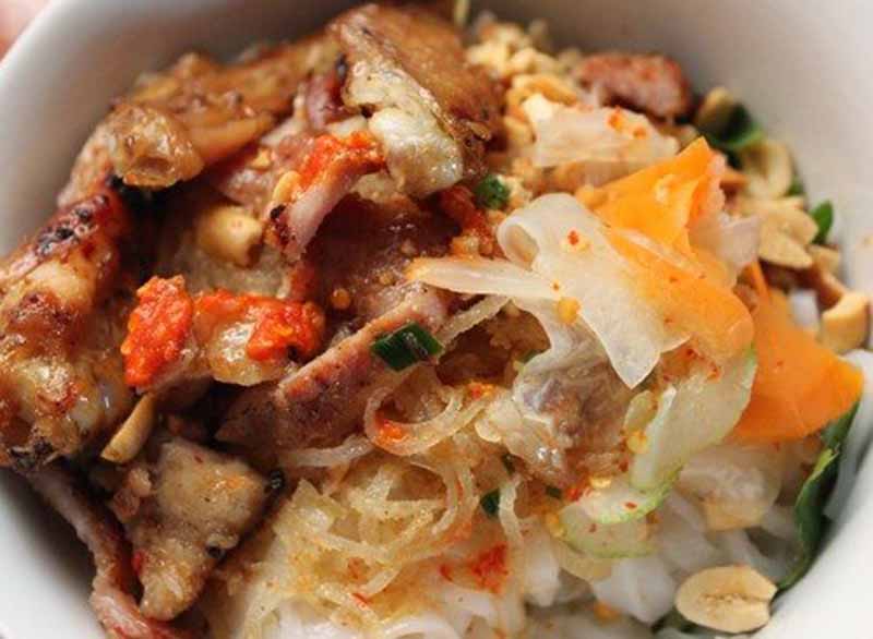 Hủ tiếu hấp n&iacute;u ch&acirc;n du kh&aacute;ch khi tới H&agrave; Ti&ecirc;n