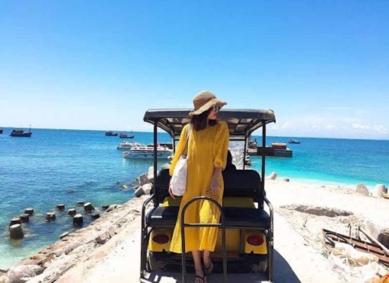 Xe điện là phương tiện di chuyển trên đảo Lý Sơn rất thuận tiện