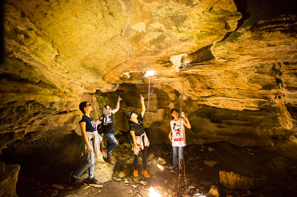 Kh&aacute;m ph&aacute; Hang Dơi