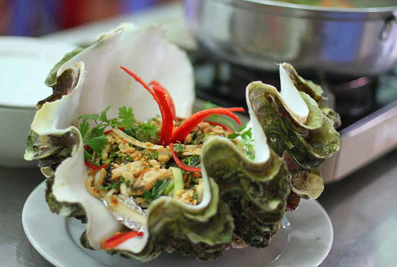 Ốc Tượng có kích thước bằng bàn tay, thịt ốc giòn và ngọt