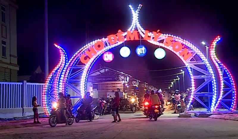 Cổng chào chợ đêm có hình biểu tượng củ tỏi – đặc sản của Lý Sơn