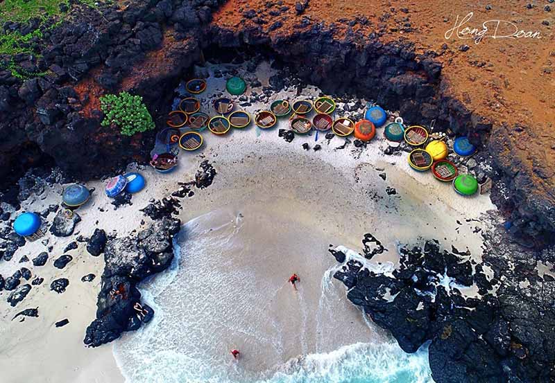 Những chiếc thuyền thúng đưa khách đi lặn ngắm san hô trên đảo Bé