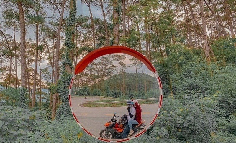 Phượt Tam Đảo bằng xe m&aacute;y l&agrave; một trải nghiệm th&uacute; vị đối với c&aacute;c bạn trẻ