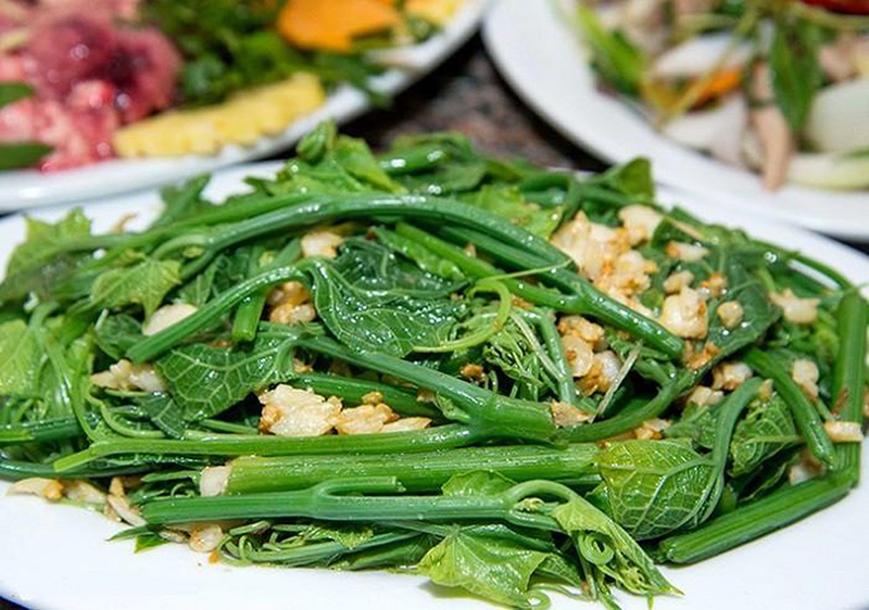 Ngọn su su x&agrave;o tỏi l&agrave; m&oacute;n đặc sản của Tam Đảo