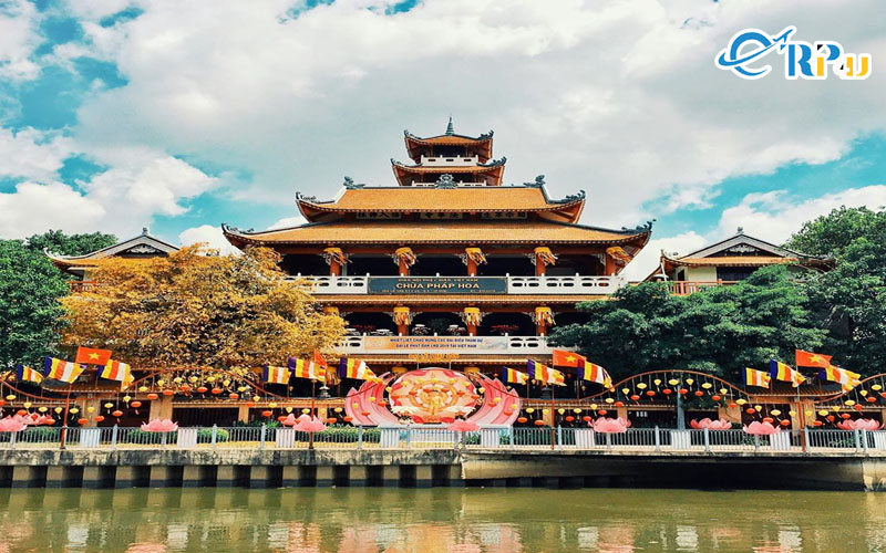 Chùa Pháp Hoa có lịch sử gần 100 năm, thế nên vẻ đẹp kiến trúc của chùa gần như là cổ đại và thu hút nhiều sự quan tâm của tất cả các du khách khi đến đây