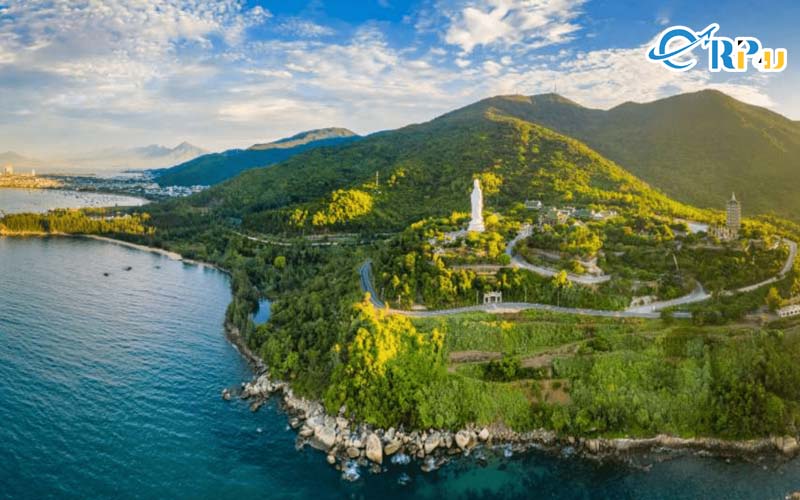 Chùa toạ lạc tại một vị trí khá là lý tưởng, xung quanh chùa là những không gian xanh mát Chùa toạ lạc tại một vị trí khá là lý tưởng, xung quanh chùa là những không gian xanh mát