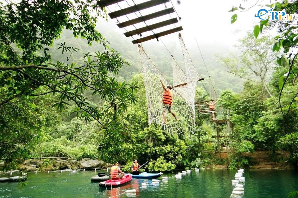 Tham gia nhiều tr&ograve; chơi tại suối nước moọc&nbsp;