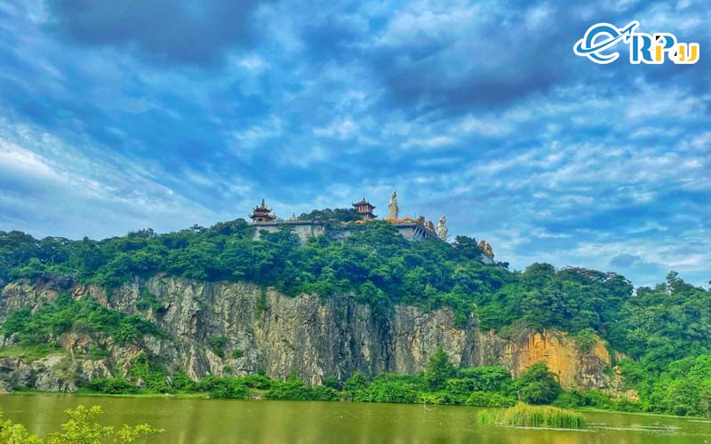 Chùa có không gian huyền ảo và lối kiến trúc độc đáo với nhiều công trình nổi bật. Chùa có không gian huyền ảo và lối kiến trúc độc đáo với nhiều công trình nổi bật.