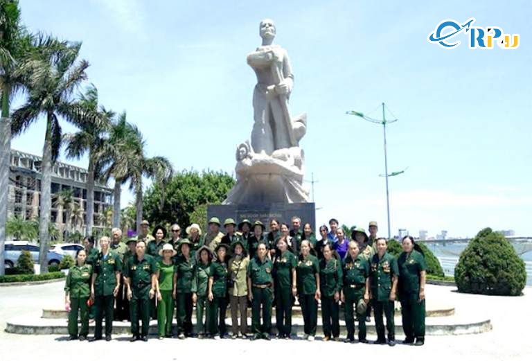 H&igrave;nh ảnh du kh&aacute;ch chụp h&igrave;nh tại tượng đ&agrave;i Mẹ Suốt