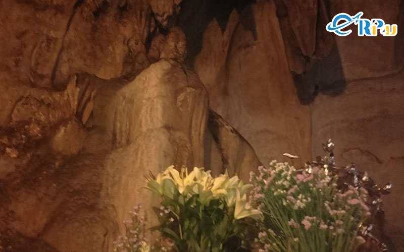 Tượng phật Quan Thế Âm Bồ Tát lấp lánh như một tuyệt tác đến từ tạo hoá. Tượng phật Quan Thế Âm Bồ Tát lấp lánh như một tuyệt tác đến từ tạo hoá.