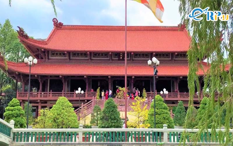 Tiến vào sâu bên trong chánh điện, bạn sẽ trầm trồ với cửa chạm 12 con giáp và bát bộ kim cang cực kỳ tinh xảo