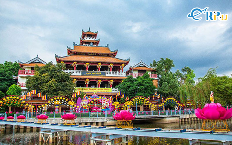 Chùa Pháp Hoa được thành lập vào năm 1928, do hòa thượng Đạo Hạ Thanh đứng lên chủ trì xây dựng.