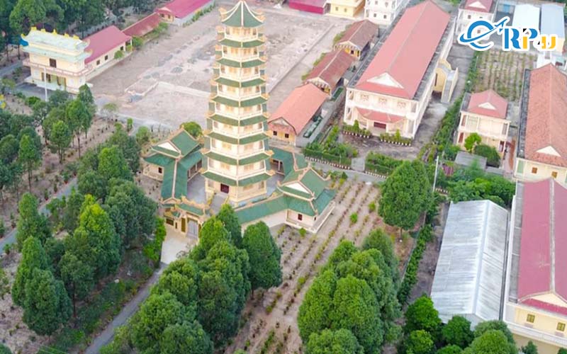 Tháp Đa Bảo nằm sau chánh điện với độ cao 25m được xây dựng từ năm 1980 Tháp Đa Bảo nằm sau chánh điện với độ cao 25m được xây dựng từ năm 1980