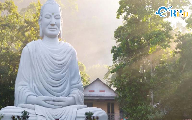 Chùa sở hữu bức tượng Phật cao 14m đầy uy nghiêm, cũng chính là điểm đặc biệt nhất gây ấn tượng của ngôi chùa. Chùa sở hữu bức tượng Phật cao 14m đầy uy nghiêm, cũng chính là điểm đặc biệt nhất gây ấn tượng của ngôi chùa.