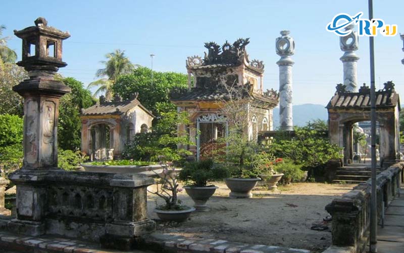 Chùa Linh Sơn là một ngôi cổ tự được đánh giá là đẹp nhất Nha Trang với cảnh sắc hữu tình. Chùa Linh Sơn là một ngôi cổ tự được đánh giá là đẹp nhất Nha Trang với cảnh sắc hữu tình.