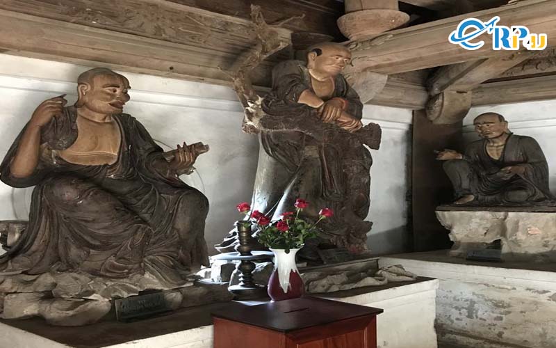 Miếu Sơn Thần nằm phía bên trái của chùa, tách biệt hoàn toàn với khu chùa chính Miếu Sơn Thần nằm phía bên trái của chùa, tách biệt hoàn toàn với khu chùa chính