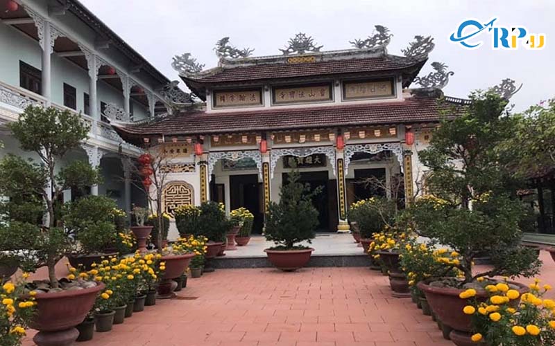 Linh Sơn Tự còn là một địa điểm du lịch tâm linh, một chứng tích lịch sử thu hút rất nhiều lượt khách đến viếng thăm hằng năm. Linh Sơn Tự còn là một địa điểm du lịch tâm linh, một chứng tích lịch sử thu hút rất nhiều lượt khách đến viếng thăm hằng năm.