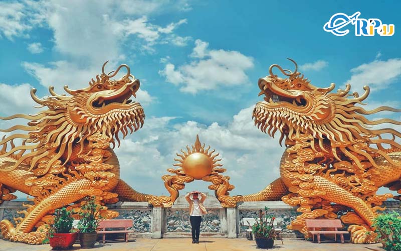 2 s&acirc;n rồng với mỗi b&ecirc;n c&oacute; 2 con rồng uy nghi lẫm liệt ch&acirc;u đầu v&agrave;o nhau