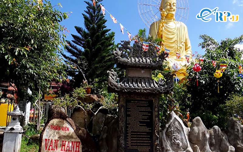 Chùa Vạn Hạnh còn sở hữu nhiều bức phù điêu kể về cuộc đời của Phật Thích Ca Chùa Vạn Hạnh còn sở hữu nhiều bức phù điêu kể về cuộc đời của Phật Thích Ca