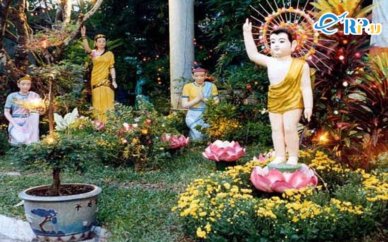 Quanh khuôn viên đều có rất nhiều những bức tượng được chạm khắc tinh xảo Quanh khuôn viên đều có rất nhiều những bức tượng được chạm khắc tinh xảo