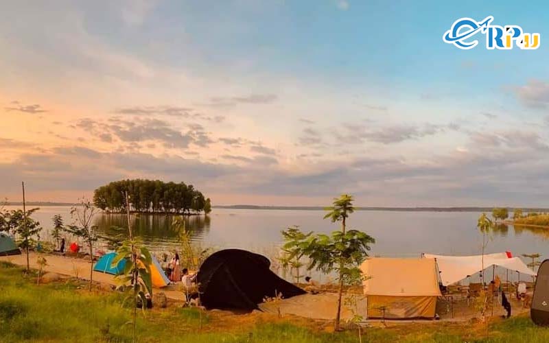 Phía trước đập Trị An chính là địa điểm lý tưởng nhất dành cho những ai muốn có cái nhìn toàn cảnh khu cắm trại hồ Trị An Phía trước đập Trị An chính là địa điểm lý tưởng nhất dành cho những ai muốn có cái nhìn toàn cảnh khu cắm trại hồ Trị An