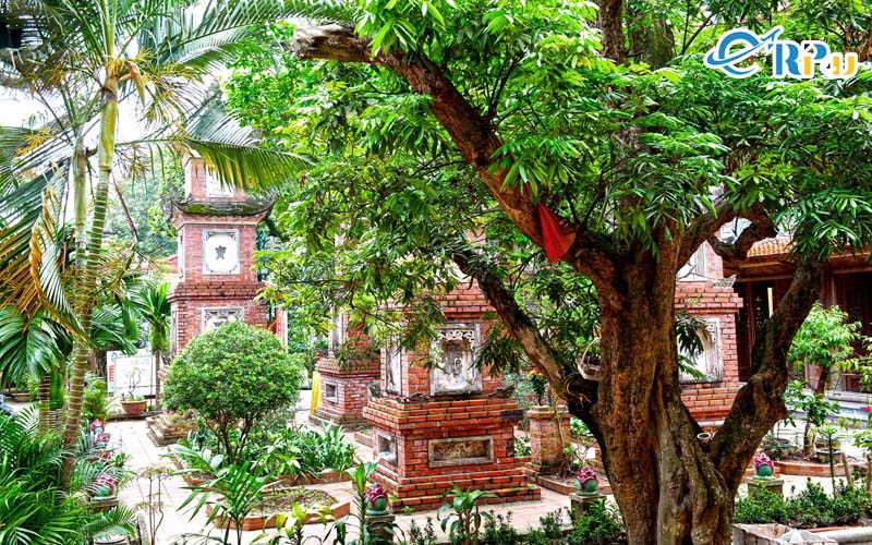 4 tấm bia đá có niên đại: Hoằng Định thứ 15 (1614), Minh Mệnh thứ 19 (1838), Thành Thái thứ 17 (1905), Khải Định thứ 5 (1920) 4 tấm bia đá có niên đại: Hoằng Định thứ 15 (1614), Minh Mệnh thứ 19 (1838), Thành Thái thứ 17 (1905), Khải Định thứ 5 (1920)