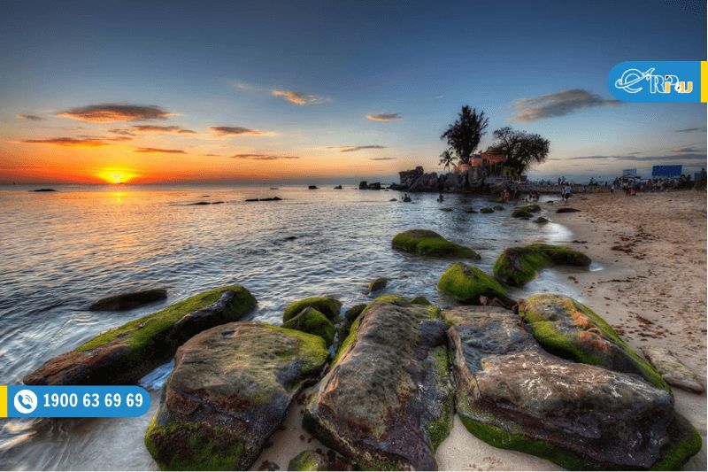 Ngắm hoàng hôn trên biển cạnh Dinh Cậu Phú Quốc