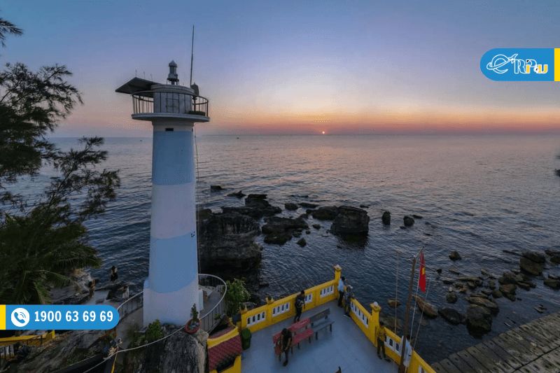 Ngọn hải đăng bên cạnh Dinh Cậu Phú Quốc
