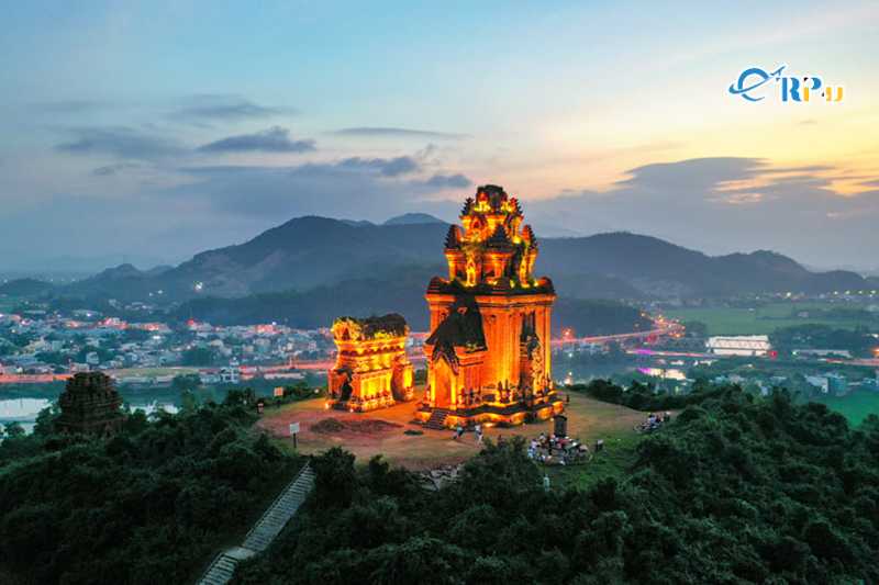 Đường đi đến tháp Bánh Ít