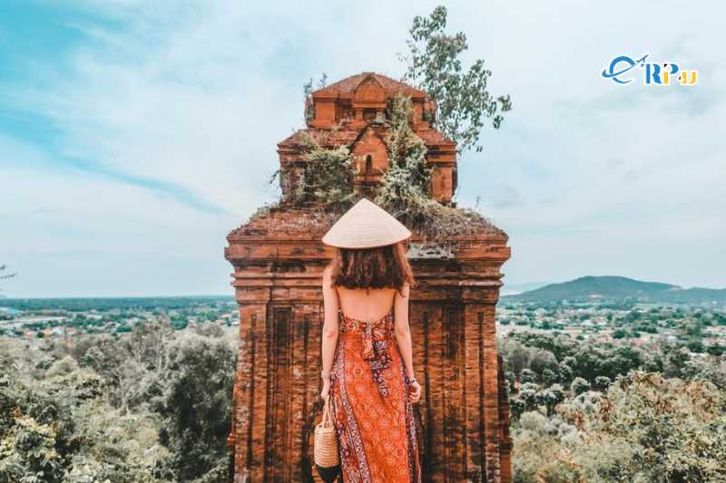 Giá vé vào cửa tháp Bánh Ít