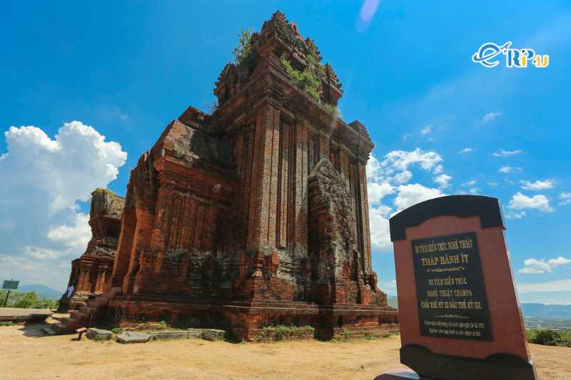 Tháp Bánh Ít là một cụm tháp Chăm cổ