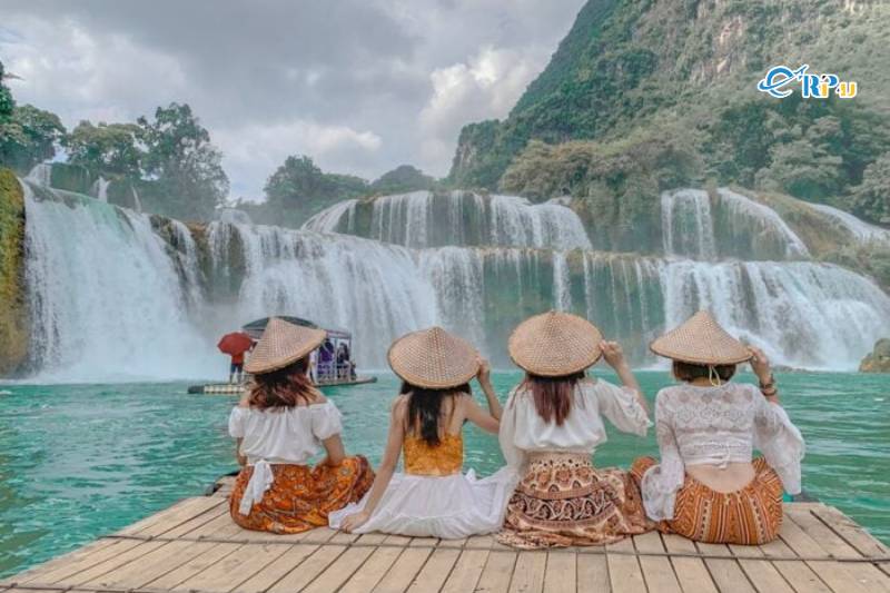 Đi thuyền ngắm thác Bản Giốc