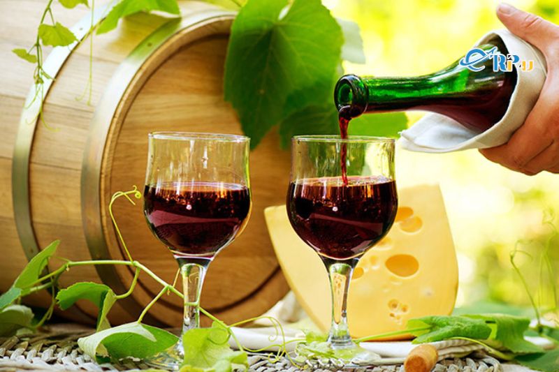 Thưởng thức món ăn có hương vị rượu vang Di Lặc