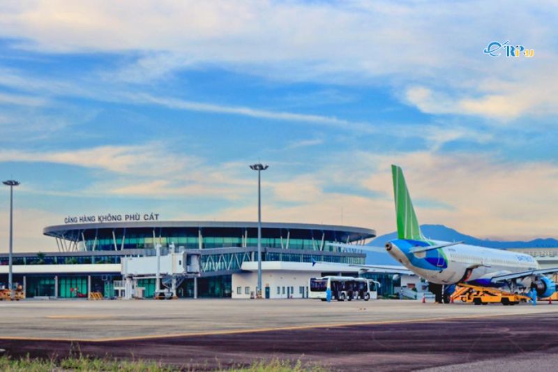 Đi từ sân bay Quy Nhơn vào trung tâm bằng gì?