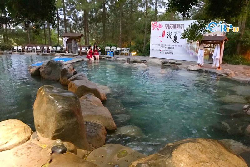 Tắm suối nước nóng