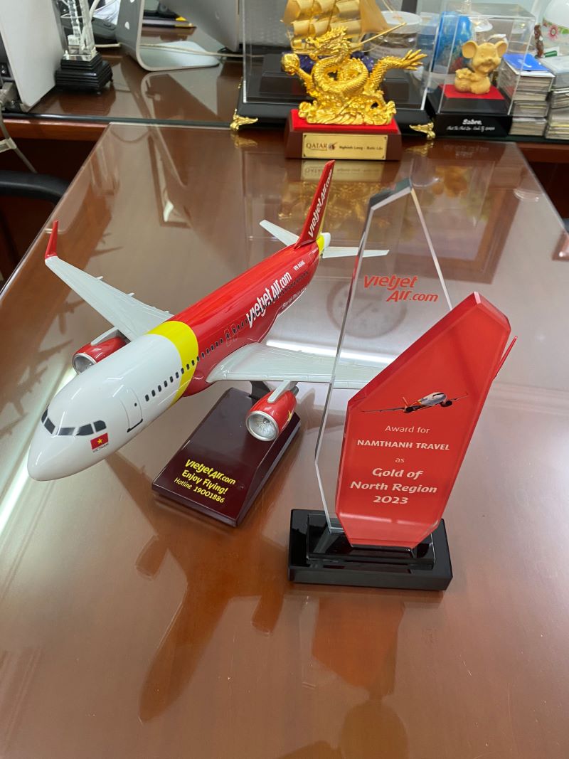 Đại diện của Vietjet Air đã qua trao cúp và quà