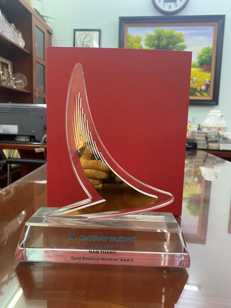 Cúp kỷ niệm đại lý có doanh thu tốt nhất năm 2023 của CATHAY PACIFIC Cúp kỷ niệm đại lý có doanh thu tốt nhất năm 2023 của CATHAY PACIFIC