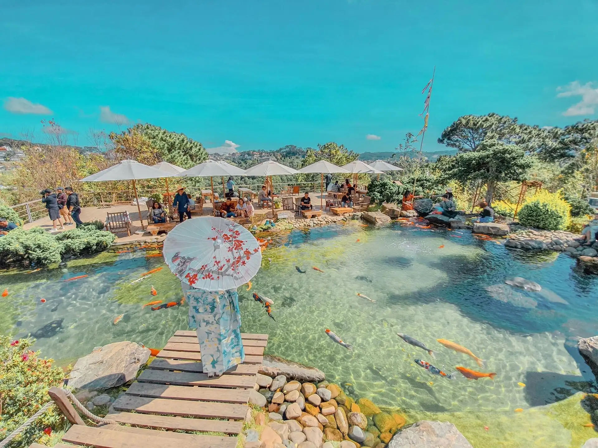 Du khách có khá nhiều sự lựa chọn về phương tiện để tới khu du lịch lá phong