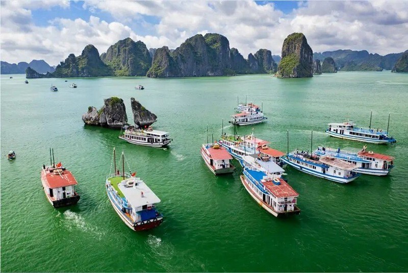 Hoạt động tham quan các đảo khu vực vịnh Hạ Long  Trải nghiệm tắm biển