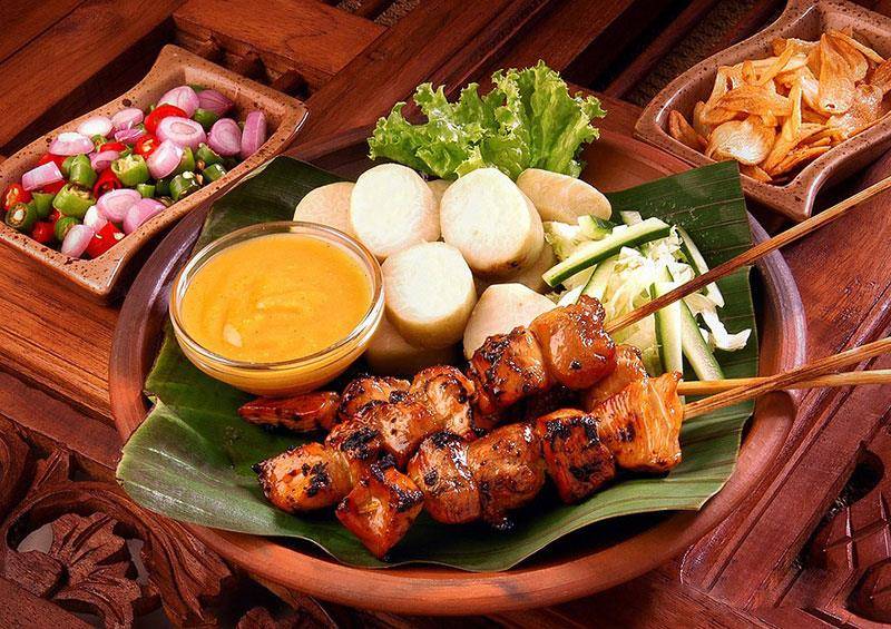 Thịt xiên nướng đường phố Bali Salad kết hợp rau và dừa Thịt xiên nướng đường phố Bali Salad kết hợp rau và dừa